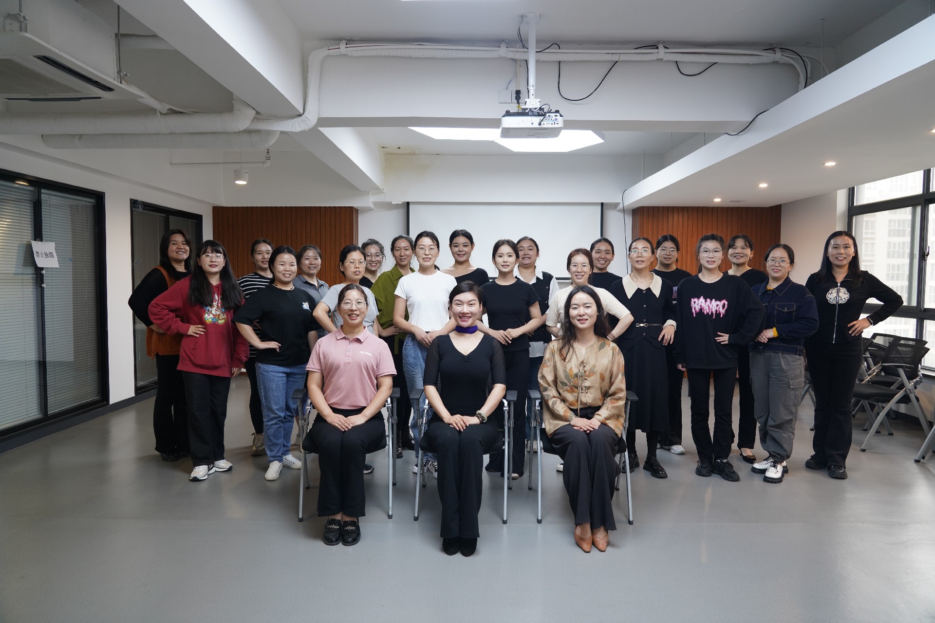 9.30商務(wù)禮儀 (1).JPG